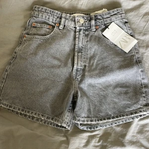 Shorts - Jätte fina shorts från zara. Inte använda   Köp varan via köp nu!