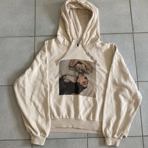 Hoodie med tryck - Vanlig beige hoodie med ariana grande tryck, använt ganska mycket men det märks inte alls på något sätt