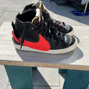 Nike Blazer 77 Jumbo Black Bright Crimson, Storlek EU: 41 Använda men rengjorda och ganska oslitna  Lite smuts under sulan och på framsidan av sulan Retail: 1100kr Skriv om du vill förhandla om annat pris