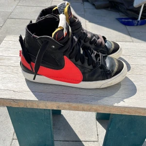 Nike Blazer 77 Jumbo Black Bright Crimson - Nike Blazer 77 Jumbo Black Bright Crimson, Storlek EU: 41 Använda men rengjorda och ganska oslitna  Lite smuts under sulan och på framsidan av sulan Retail: 1100kr Skriv om du vill förhandla om annat pris