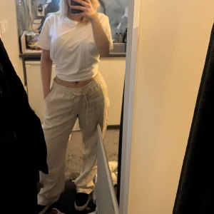 Linnebyxor  - Linnebyxor från House Of Stockholm, limiterade, Storlek M och säljs pga att jag har för många linnebyxor. Passar S-M