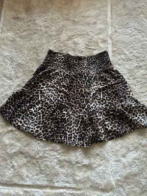 Kjol - Sparsamt använd, resor i midjan 