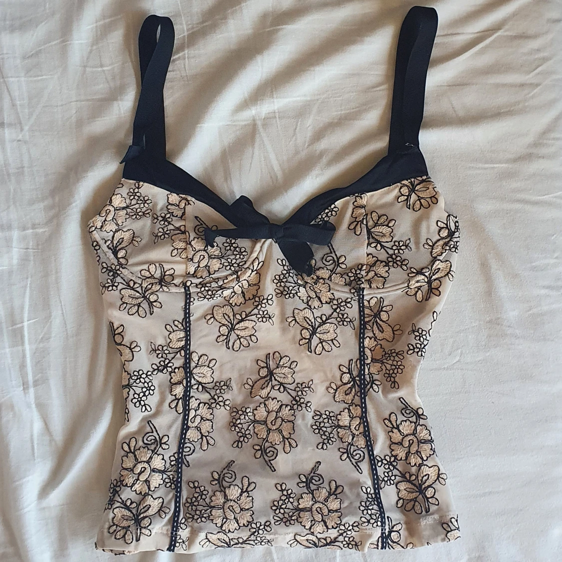 Superfin korsett med broderat mönster