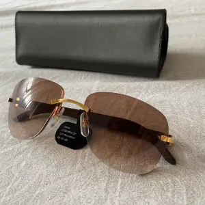 Hej, jag säljer Cartier-glasögon med ljusbruna runda solglasögon och trätindlar. Jag säljer dem för €1200, förhandlingsbart Listpris €2100. Kontakta mig för mer information.