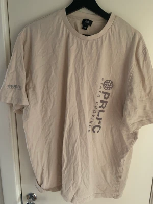 T-shirt River Island - Vit t-shirt från River Island.  Använt skick 