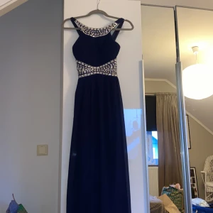 Balklänning  - Säljer min gamla marinblåa balklänning som är använd 1 gång. Nypris 1200kr, pris 850kr. Sjal ingår.