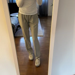 Kostymbyxor  - Beiga kostymbyxor i storlek 38. Säljer då dom är lite för stor på mig.  Resor i midjan som jag personligen gillar att vika ner för lite mer low-waist. 🌸💕