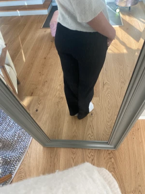 kostymbyxor - Jätte sköna lågmidjade kostymbyxor från veromoda!