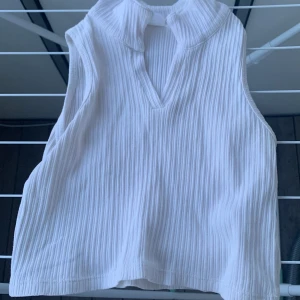 Zara topp  - Den är 128 cm i Size 8 och är väldigt kort. Toppen är helt vit med din mönster på den och en krage. Är oanvänd och är inte längre min still. Kontakta för mer info!!!💗