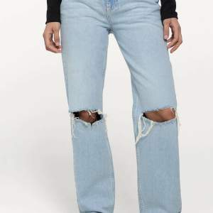 Gina tricot jeans 90s high Waist i storlek S 34 Köpte de för 599kr men säljer de nu då dem tyvärr blivit för små🤍 Kan absolut gå ner i pris vid snabb försäljning 
