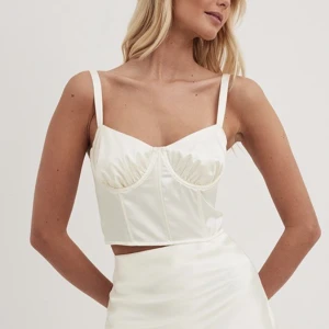 Satin topp - Endast använd en gång och är i bra skick. Ångrar köpet och säljer nu med den. Köparen står för frakt