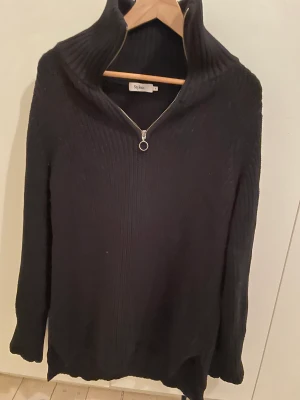 Snygg tröja från Stylein - Snygg svart tröja från Stylein. Knappt använd 