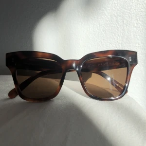 Mina älskade chimis❤️‍🔥 - Nu säljer jag dessa super fina solbrillor från chimi! Orginalpriset är 1250kr men mitt pris ligger på 700kr + frakt!🙏💞om fler är intresserade startar jag en budgivning!! Brillorna är i modellen 07 och i färgen tortoise, de har inga repor elr skador🙌🏻 