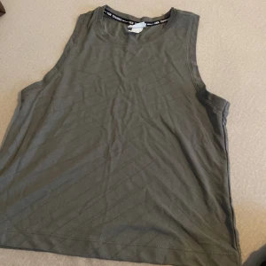 Snyggt sportlinne - Snygg grön träningstopp med lite mönster. Nästan oanvänd pga lite stor i storlek (skulle säga passar S). Brottarrygg. 😊