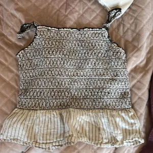 Volang topp från zara  - En super fin topp från Zara köpt gör några år sedan men har knappt användts