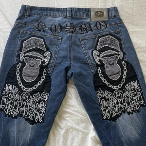 jeams - använd köp nu! coola jeans💋jag är 169 w29 och de är för långa och stora🫶 passar både tjejer och killar 