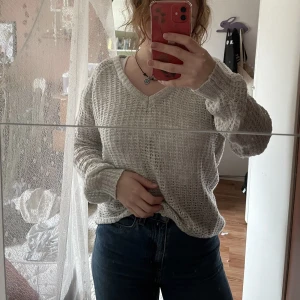 Tunn stickad tröja - V- ringad stickad tröja i tunnt material för varmare dagar✨ 