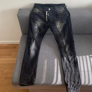 Nästan nya dsquared jeans knappt använda pågrund av att dem är lite för stora för mig. Det storlek 48 i italiensk storlek