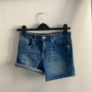 Tommy Hilfiger jeansshorts  - Fina jeansshorts från Tommy Hilfiger i storlek 164. 