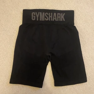 Gymshark Shorts  - Ett par riktigt snygga shorts med stor Gymshark text på baksidan. Säljer pga att jag rensar garderoben och märkte att dessa inte kom till mest användning! Skick 8/10. Inget fel på dem alls, man ser dock att dem används någon gång tidigare 🤗budgivning!