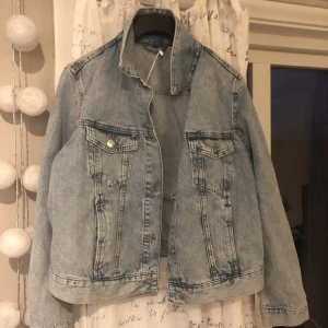 Jeansjacka - En oversized jeansjacka som passar perfekt nu i våren, från HM. Storlek L men passar mig med S om man vill ha en ”oversized” passform. Knappt använd💕