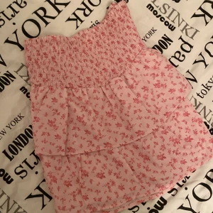 Kjol - Säljer denna jätte söta och fina kjolen som är perfekt inför sommaren❤️❤️ 