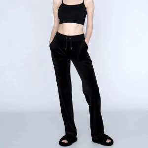 svarta juicy  - säljer mina svarta juicy byxor då jag ej använder dom längre. de är frf i väldigt bra skick. köptes i november! köpte de för 1100.byter ej