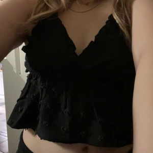 Svart topp - Helt ny, korsade band i ryggen, väldigt fin. St S