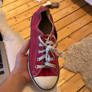 Röda låga Converse, ganska välanvända men går att slänga in i tvättmaskinen. Står att de är storlek 34 men passar nästan mig som har 37