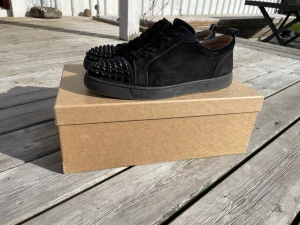 Louboutin Junior Spike  - Christian Louboutin Junior spike strl 41,5 men passar 42,5. Medföljer box,  5st extra spikar och 2st skosnören. Köp direkt för 4500kr eller bud från 3500kr