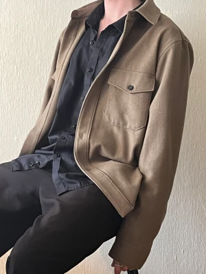 Arket overshirt  - En medelvarm skjorta i bomull! Passar perfekt till senare kvällar!