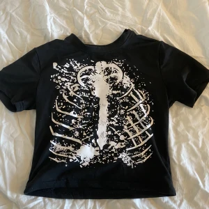 Skelett Tröja - ej använd, köpt på depop <3