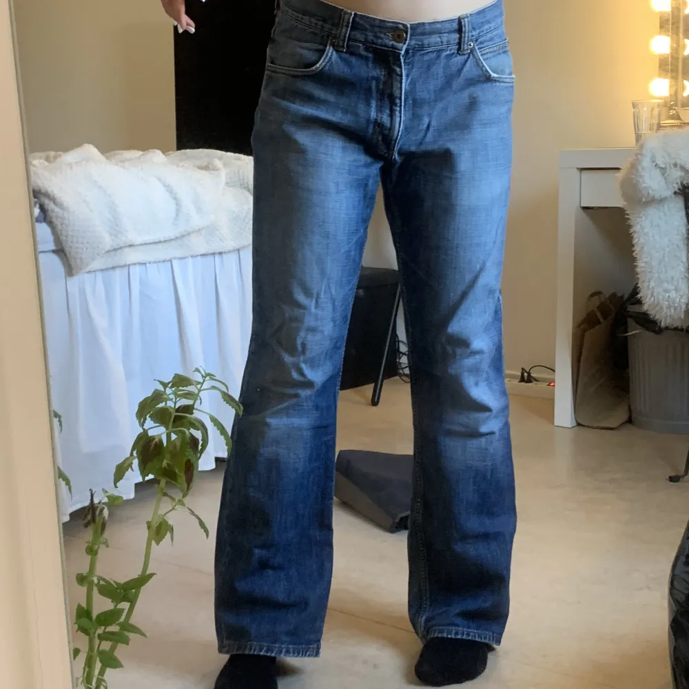 Min pappas gamla jeans, använda men bra skick. Lite slitna längst ner vid ena benet. Jeans & Byxor.