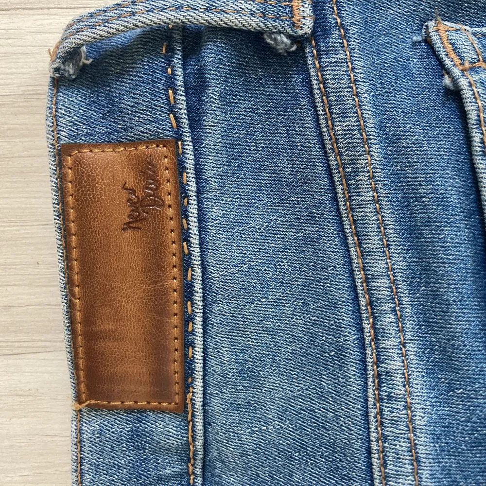 Säljer dessa låg midjade bootcut märkes jeans som är så snygga!⭐️ Storlek M men passar mig som har s/xs. . Jeans & Byxor.