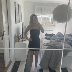 Bandeauklänning - Bandåklänning från stradivarius. Storlek XS men skulle säga att den är ganska liten i storleken. Helt ny💞