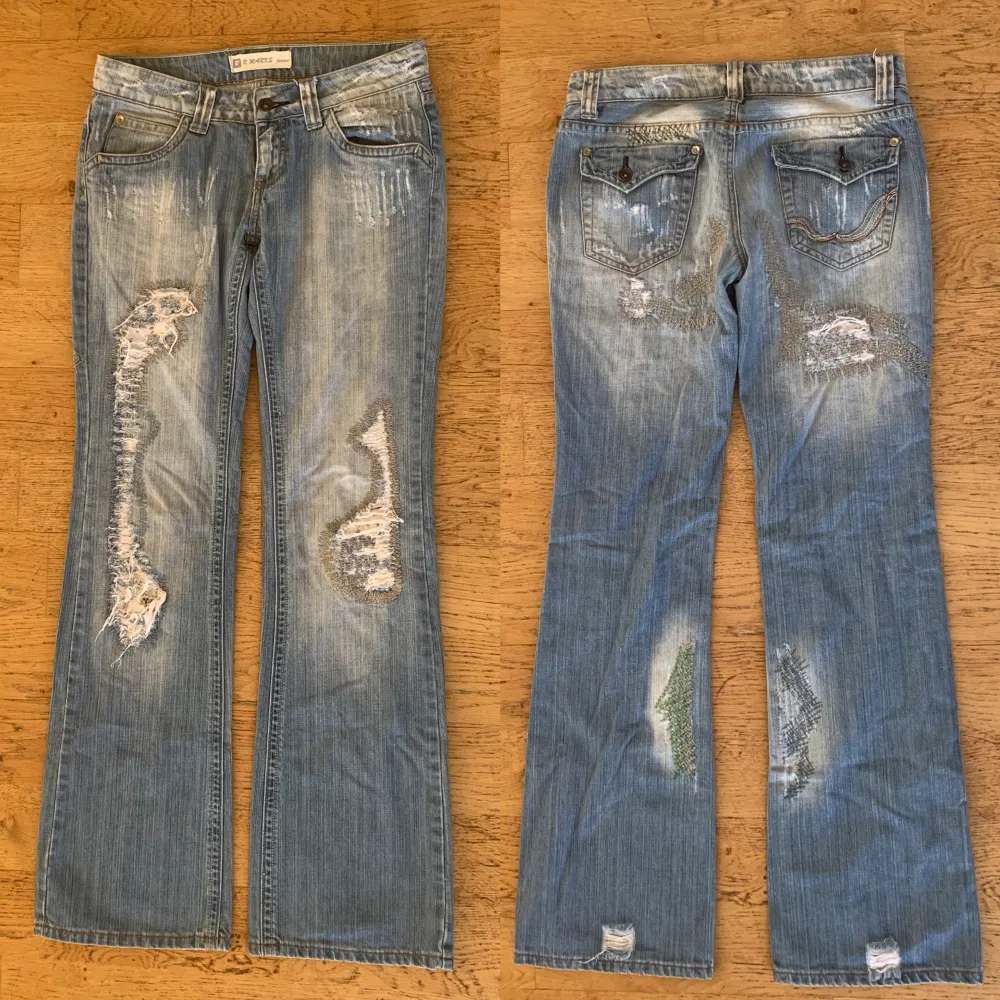 JÄTTEfina lågmidjade jeans som tyvärr är lite små på mig. Slitningar och coola detaljer, samt najs bakfickor! MÅTT: midja 78 cm, innerben 85 cm, jag är 177 cm lång❣️. Jeans & Byxor.