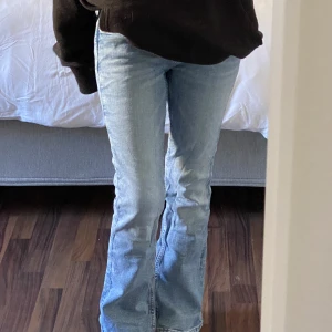 Gina tricot jeans - Inköpt för 299 kr och enbart provade. Storleken är 146/152 men passar som en xxs till xs, de är lågmidjade. Köparen står för frakten 💕 