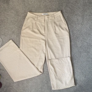 Kostymbyxor från NA-KD - Snygga kostymbyxor med smickrande passform från NA-KD! 