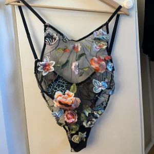 Mesh-body med blommor - Passar perfekt på fester i sommar. Supersnygg thight passform. Tyvärr passar den inte mig längre så kan inte visa på