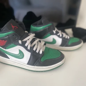 Jordan 1 mid  - Säljer dessa Jordan 1 mid, då jag växt ur de och vill sälja dem. De sitter normalt i storleken. Hör gärna av er vid frågor och bilder. 😃👌🏽Kon 6/10