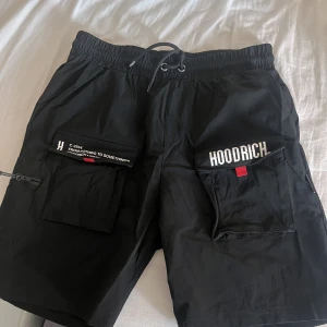 Hoodrich shorts  - Säljer nu ett par hoodrich shorts jag köpte för någon månad sen på JD för 799kr. Endast testade 1 gång inomhus men aldrig använt de så. 