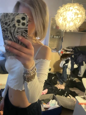 Långärmad offshoulder tröja - En offshoulder tröja som är väldigt luftig