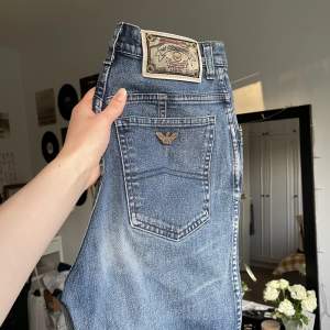Säljer dessa vintage Armani jeans! Midrise och avsmalnande ben. På lappen står det strl 29, men jag skulle säga 26, kolla gärna måtten nedan 🫶🏻  Midjemått: ca 66 cm Innerbenslängd: ca 72 cm Livhöjd: 27 cm  Finns tyvärr ett litet hål på vänster bakficka. 