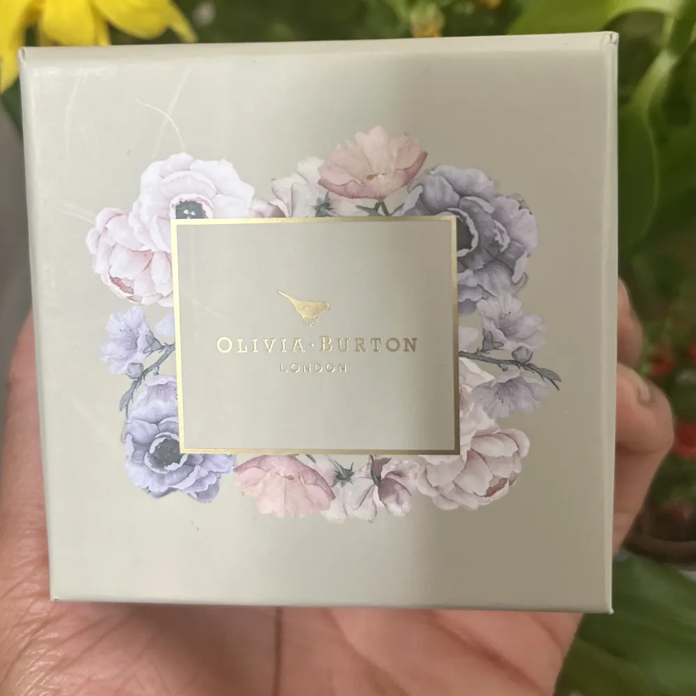 For sale: Olivia Burton Dragonfly watch, brand new and never worn. Add a touch of elegance and whimsy to your wardrobe with this stunning timepiece, featuring a delicate dragonfly motif and high-quality stainless steel construction. A rare find that's rea. Accessoarer.
