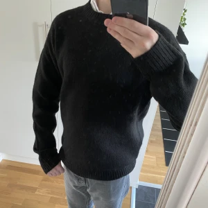 Stickad tröja  - Oanvänd svart stickad tröja från Jack & Jones i storlek M. Säljer för jag tycker den är för stor. Skriver för mer info eller bilder :)