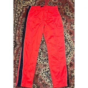 Prada techno track pants - Prada track pants i bra skick, köpta på  Tres Bien kvitto finns, Dragsko i midjan så passar många storlekar 