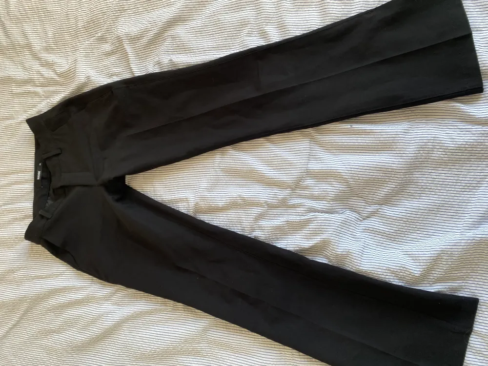 Lågmidjade kostymbyxor från BikBok. Använt ett par gånger men inte utslitna. Säljer pga att de är för korta för mig( jag är 172 ). Jeans & Byxor.