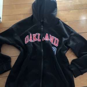 Kofta - Supersnygg kofta! Snörena är tyvärr borta❤️. Ganska använd!