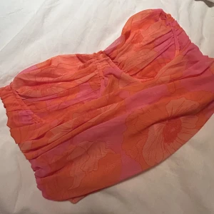 festtopp zara - så snygg topp från zara! endast använd 2 gånger. stolek L men sitter bra på mig som vanligtvis har stolek S. 