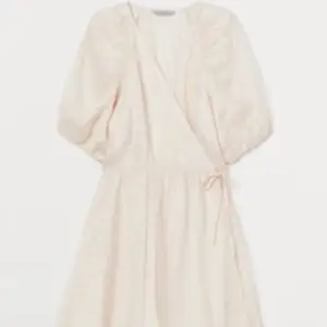Beige/rosa omlott klänning ifrån H&M i strl S/M 🤍 Nyskick 🤍